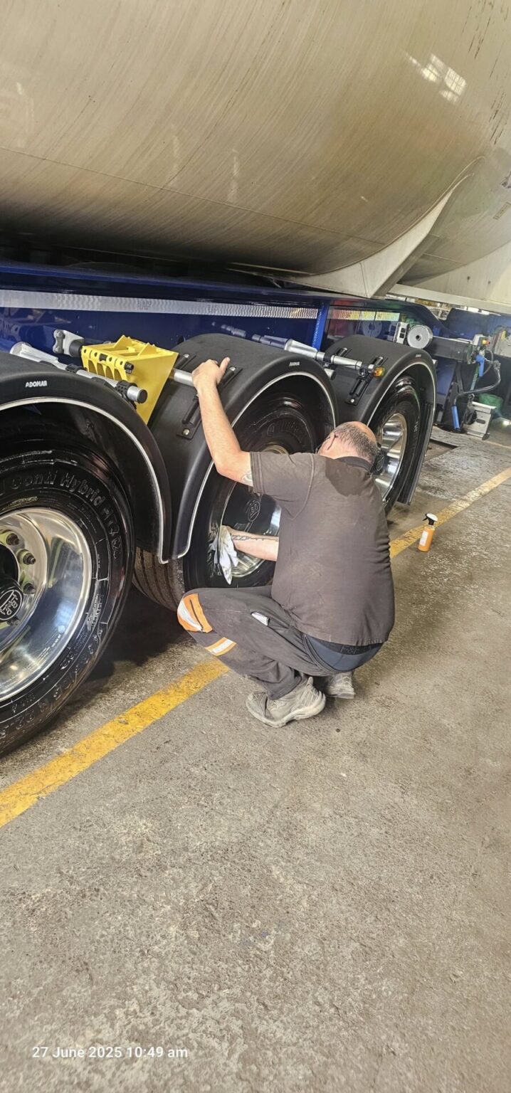 Bulk Tanker Trailer for Safe Industrial Material Transport Across Britain